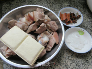 豆腐干烧蹄髈肉的做法步骤：1