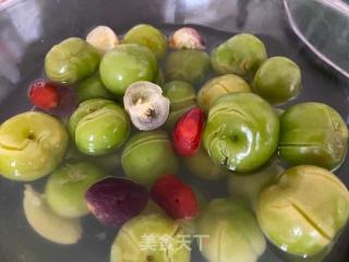 开胃酸李子的做法步骤：2