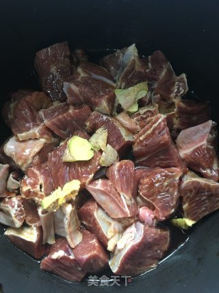 白萝卜烧牛腩的做法步骤：2