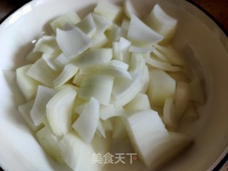 西红柿洋葱炒鹅蛋的做法步骤：2