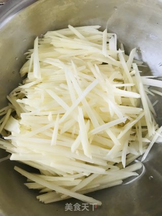 家常土豆丝炒火腿肠的做法步骤：1