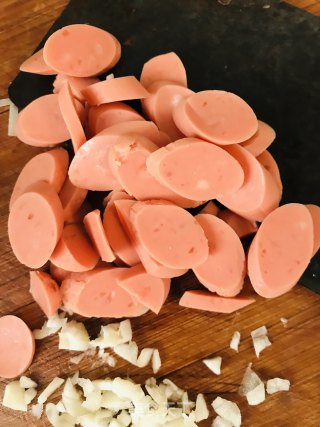 家常土豆丝炒火腿肠的做法步骤：2