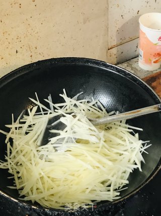 家常土豆丝炒火腿肠的做法步骤：3