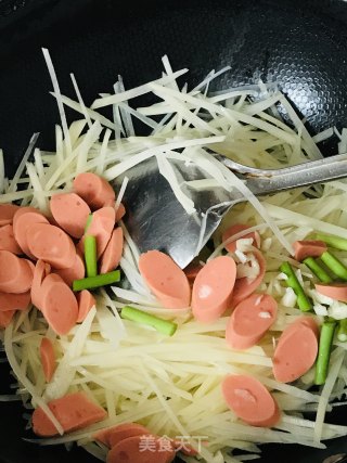 家常土豆丝炒火腿肠的做法步骤：4