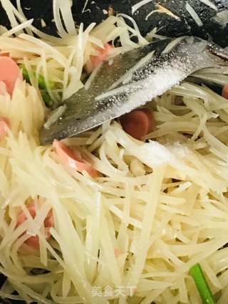 家常土豆丝炒火腿肠的做法步骤：6