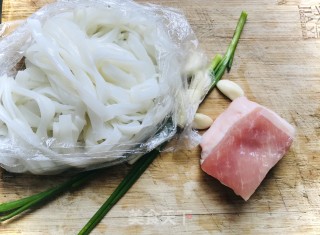 炒河粉的做法步骤：1