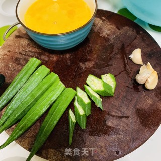 鸡蛋炒秋葵的做法步骤：1