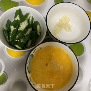 鸡蛋炒秋葵的做法步骤：2