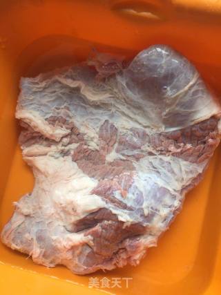 牛腩烧土豆的做法步骤：1