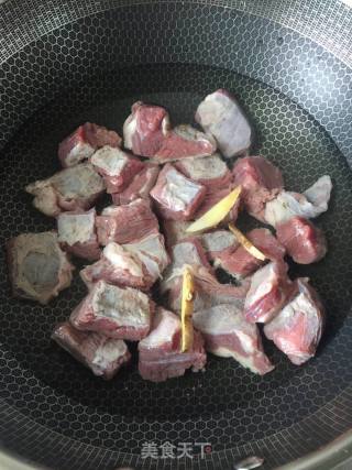 牛腩烧土豆的做法步骤：2
