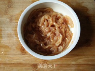 香菜鸡丝的做法步骤：1