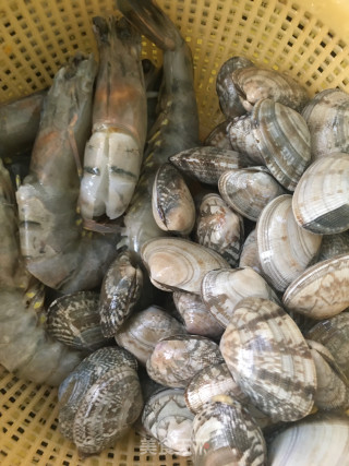 豆豉花蛤黑虎虾的做法步骤：1
