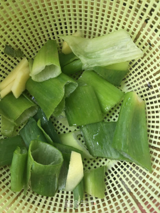豆豉花蛤黑虎虾的做法步骤：2