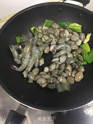 豆豉花蛤黑虎虾的做法步骤：4