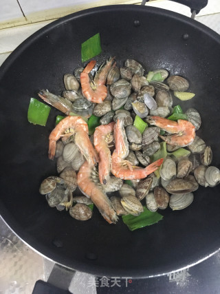 豆豉花蛤黑虎虾的做法步骤：5