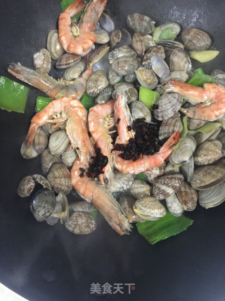 豆豉花蛤黑虎虾的做法步骤：6