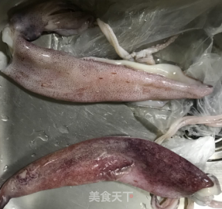鱿鱼炒菜花的做法步骤：1