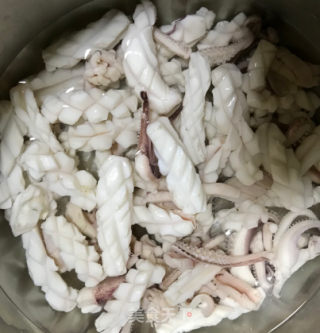 鱿鱼炒菜花的做法步骤：2