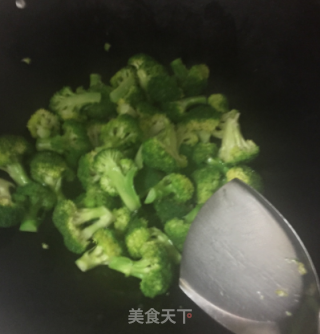 鱿鱼炒菜花的做法步骤：3
