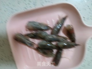 香菇炒虾头的做法步骤：3