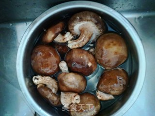 香菇炒虾头的做法步骤：4