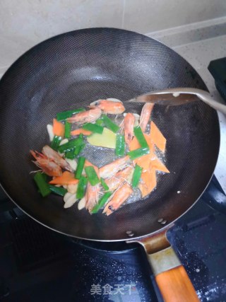 香菇炒虾头的做法步骤：8
