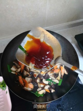 香菇炒虾头的做法步骤：9
