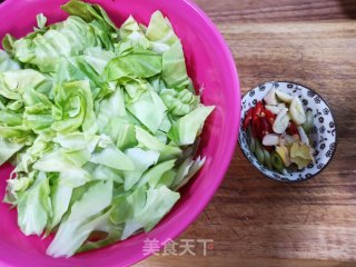 酸辣茴子白的做法步骤：1