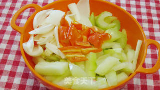 咸肉炒蔬菜的做法步骤：1