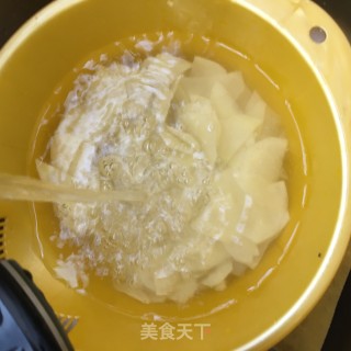 “酸辣美食”酸辣土豆片的做法步骤：2