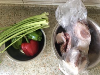 家常小炒肉的做法步骤：1