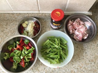 家常小炒肉的做法步骤：3