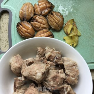 鲍鱼煲排骨的做法步骤：1