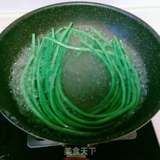 槐花蛋豇豆肉汉堡包????的做法步骤：5