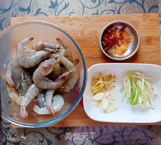 锡纸烤大虾 蒜香青虾 烤箱虾子 烤箱菜的做法步骤：2