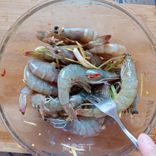 锡纸烤大虾 蒜香青虾 烤箱虾子 烤箱菜的做法步骤：3