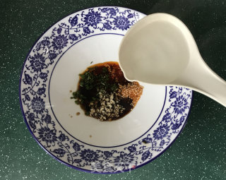酸辣苜蓿馄饨的做法步骤：10