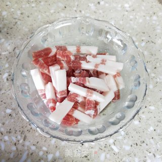 青椒肉丝炒韭黄的做法步骤：2
