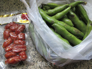 肉枣肠炒蚕豆的做法步骤：1