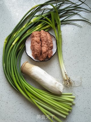 牛肉庚杏鲍炒蒜苔的做法步骤：1