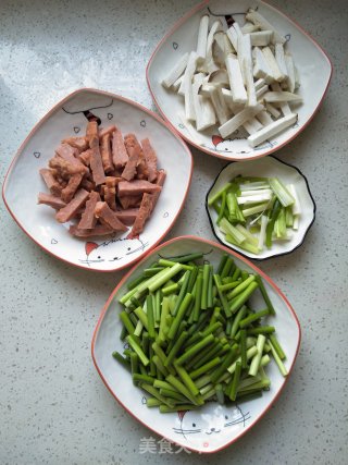 牛肉庚杏鲍炒蒜苔的做法步骤：4