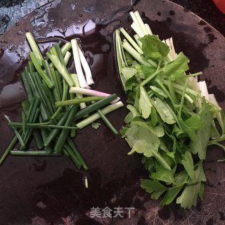 黄豆酱焖剥皮鱼的做法步骤：1