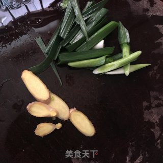 黄豆酱焖剥皮鱼的做法步骤：2