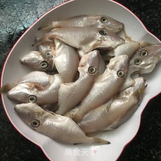 黄豆酱焖剥皮鱼的做法步骤：3