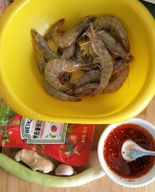 酸辣炒虾的做法步骤：1