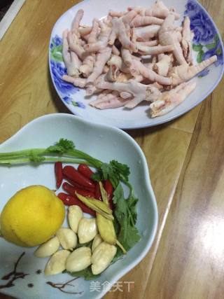 酸辣鸡爪的做法步骤：1