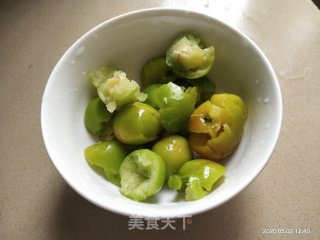椒盐三月李的做法步骤：2