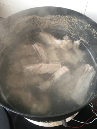 “酸辣美食”红油酸菜炖排骨的做法步骤：2