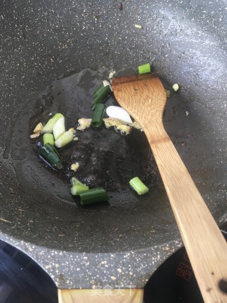 “酸辣美食”红油酸菜炖排骨的做法步骤：3