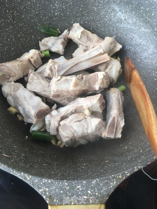 “酸辣美食”红油酸菜炖排骨的做法步骤：4